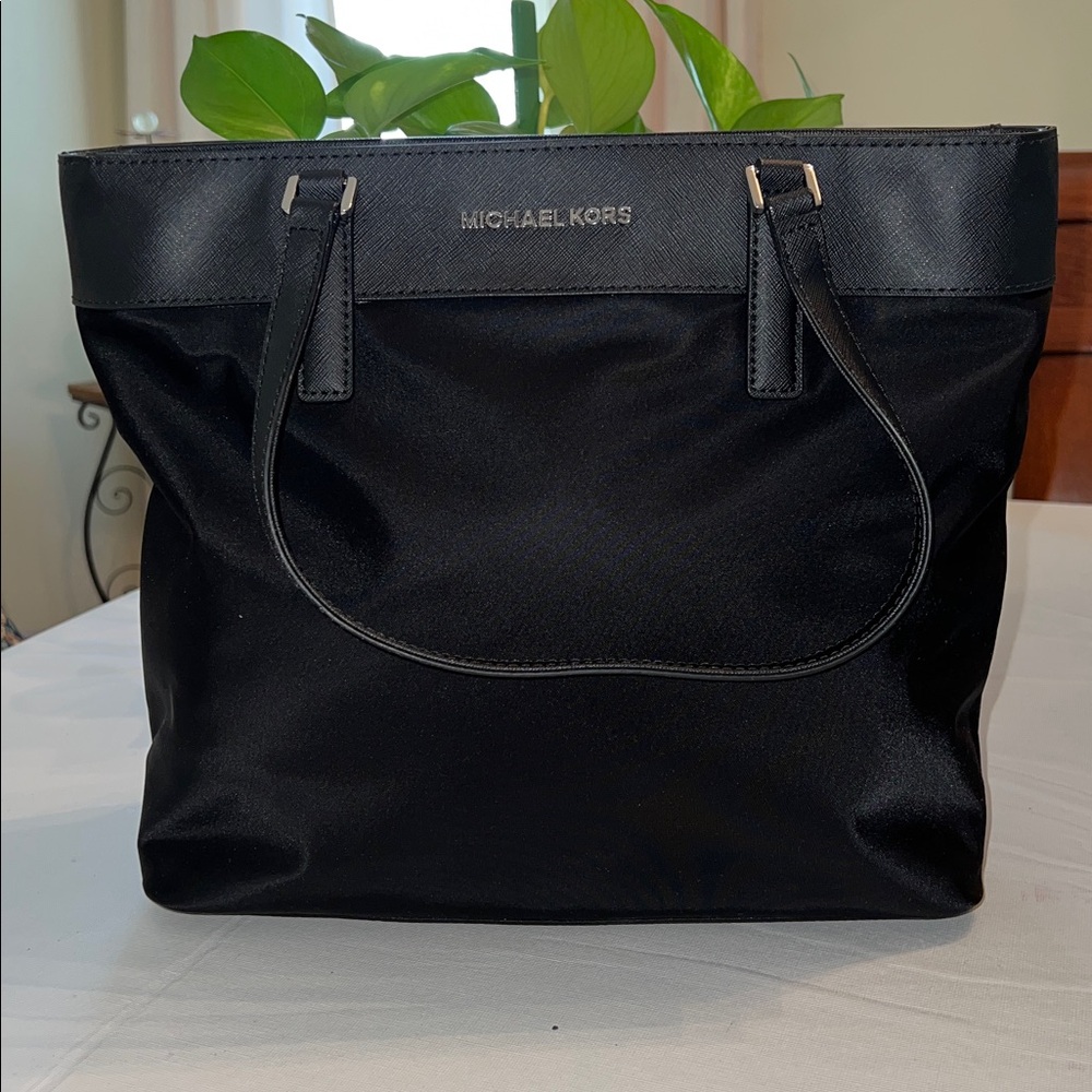 Michael Kors Elegant Black Handbag